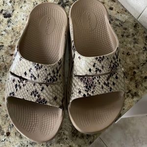 Oofos Ooahh Luxe Slides